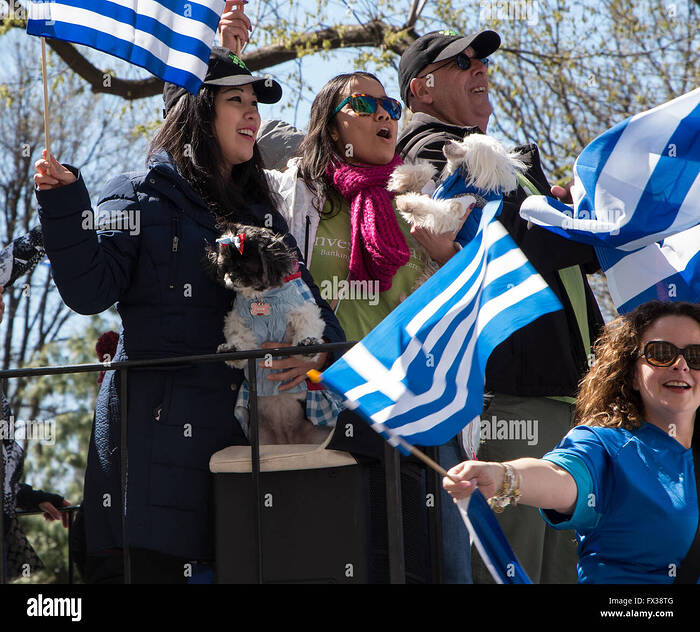 mujer-que-llevaba-un-perro-aclamando-y-agitando-banderas-en-el-2016-nueva-york-desfile-griego-fx38tg