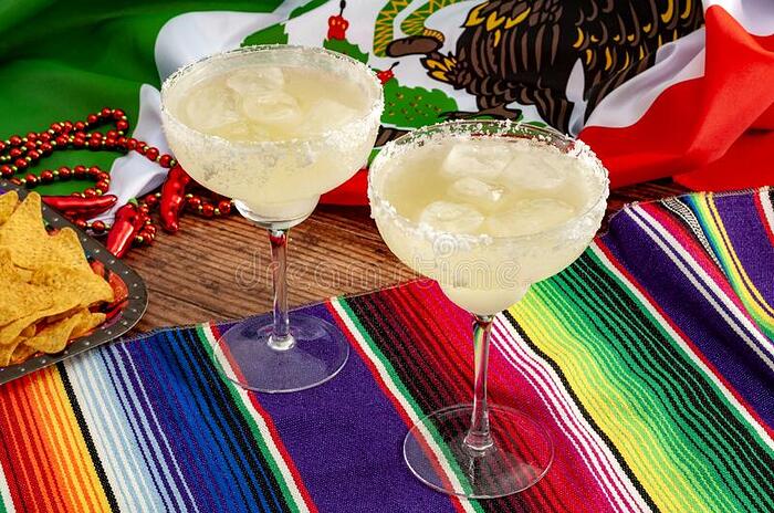 bebidas-alcohólicas-mixtas-y-licores-fiesta-patriótica-tema-de-mexicana-con-dos-gafas-margarita-llanto-salado-tortilla-salada-la-186820726