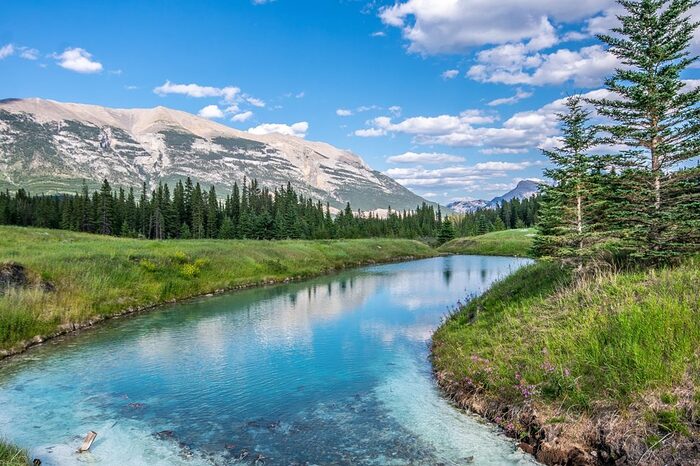 hermosa-foto-rio-canmore-alberta-montanas-rocosas-al-fondo-1-1-1024x683