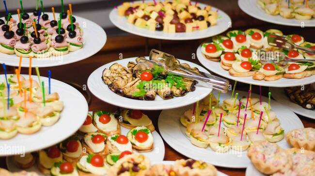 comida-buffet-en-el-restaurante-snack-en-la-conferencia-catering-2ap93gx