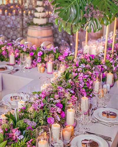 decoracion-mesas-boda-flores-moradas